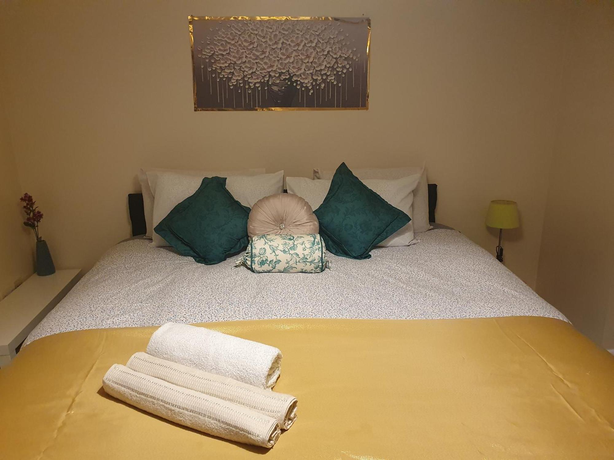 Lovely 1Bedrood Apartment กิลด์ฟอร์ด ภายนอก รูปภาพ